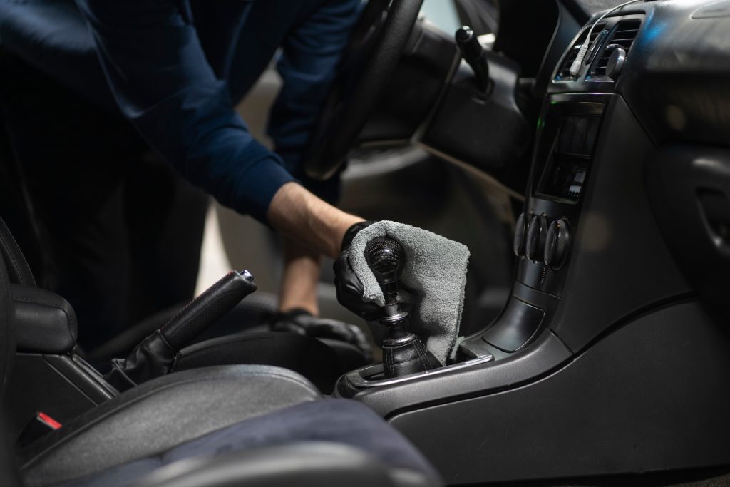 EcoCleanse Mitarbeiter bei der biologischen Autopflege vor Ort