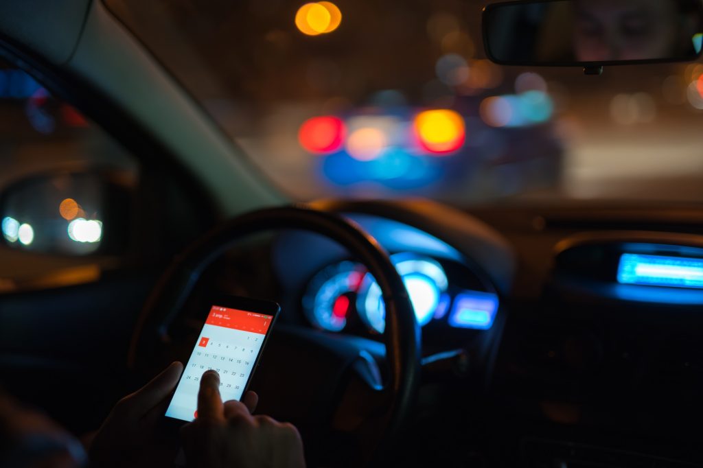 Mobile Autopflege in Einfahrt mit umweltfreundlichen Mitteln